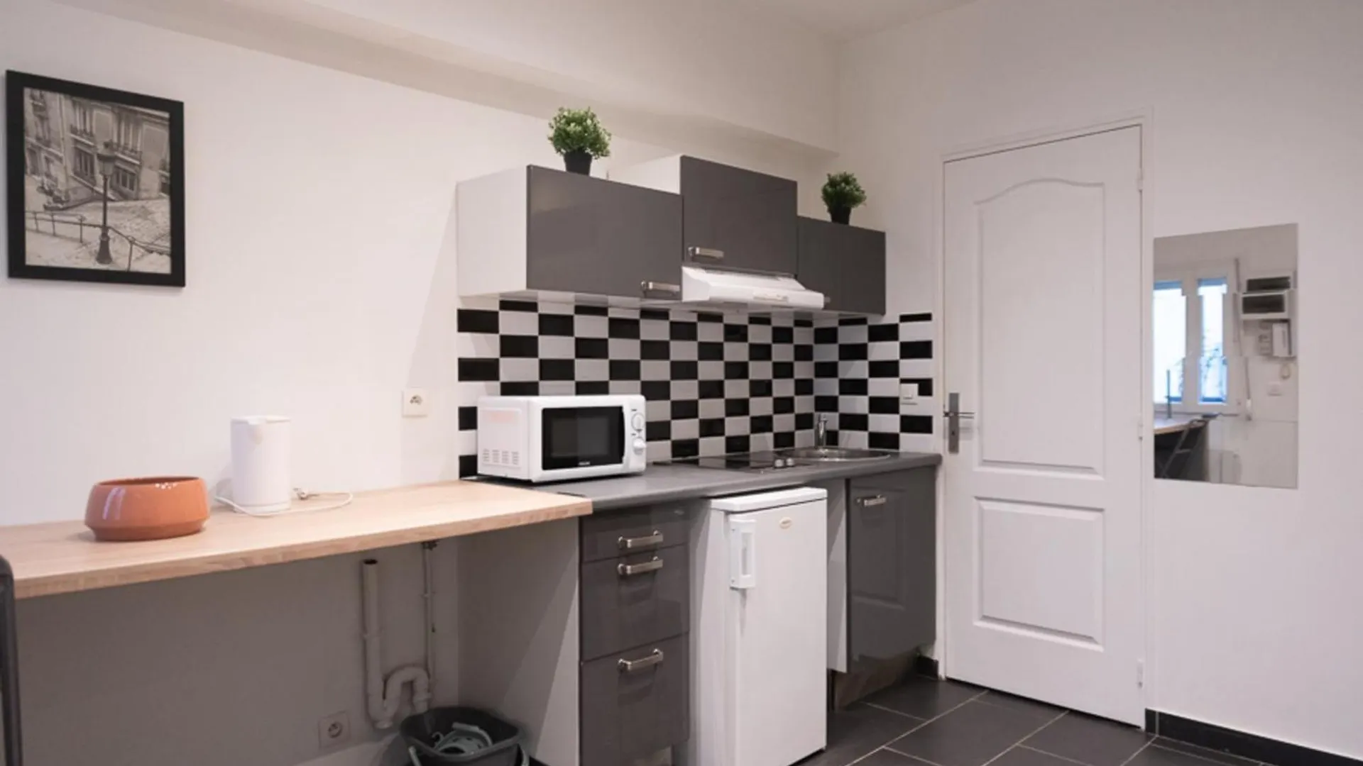 Lovely Studio In Parigi 0*,  Francia